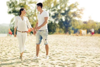 Romantik çift el ele tutuşuyor.