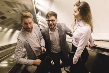 Metro merdivenleri kullanmak iş arkadaşları