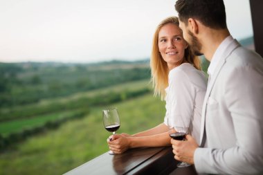 güzel çift şarap içme 