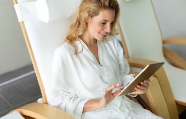 Tablet ile çalışan kadın 