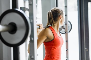 kadın spor salonunda ağırlık kaldırma egzersizleri