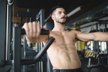 Spor salonundaki adam.