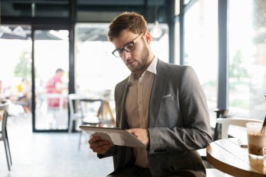 Tablet meşgul işadamı online