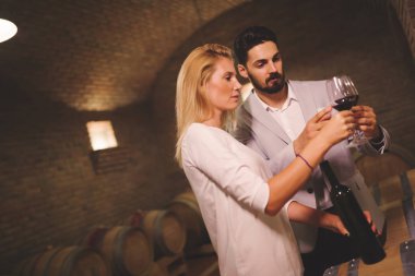 güzel çift şarap içme 