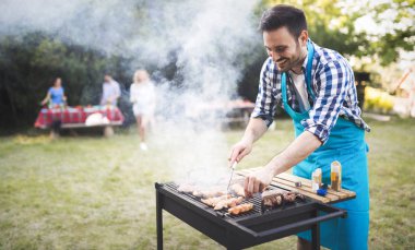 Yakışıklı erkek hazırlanıyor Barbekü