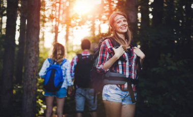 Grup backpacking yürüyüşçü 