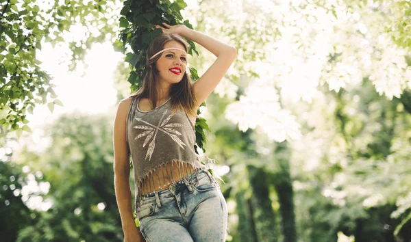 Mooie vrouw in park — Stockfoto