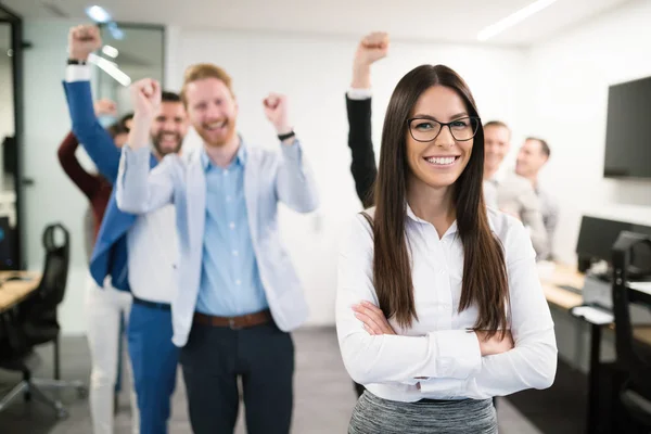 Personas que trabajan juntas — Foto de Stock