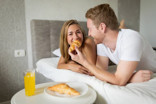 Coppia godendo la prima colazione a letto — Foto Stock