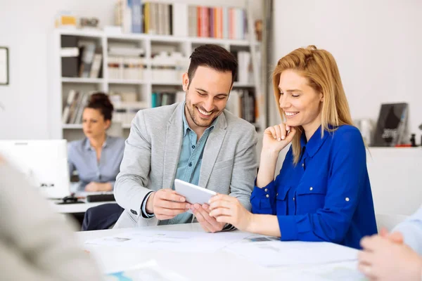 Gente de negocios en la oficina — Foto de Stock