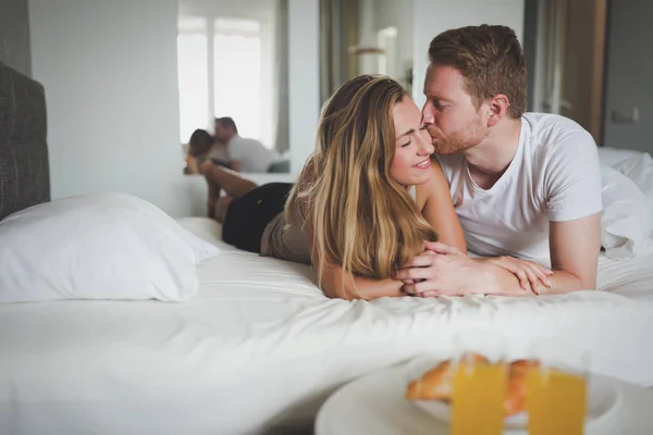 Casal tomando café da manhã — Fotografia de Stock