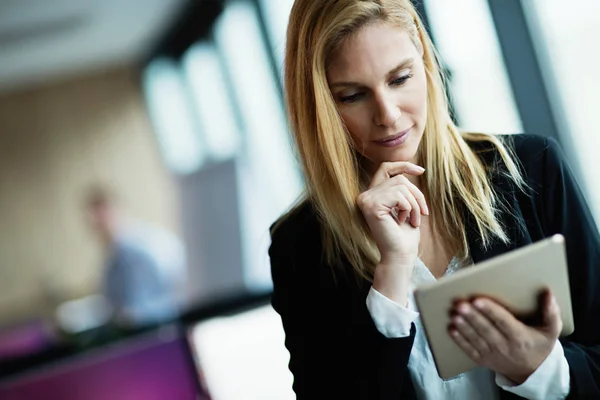 Beautiful blond business woman — Stock Photo, Image