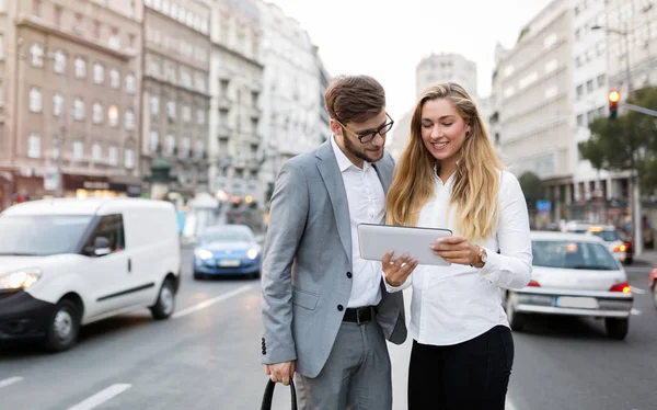 Mobilní obchodní lidé — Stock fotografie