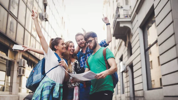 Gruppe von Touristen unterwegs — Stockfoto