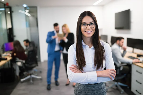 Personas que trabajan juntas —  Fotos de Stock