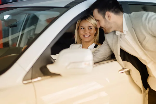 Salesperson selling cars — Stock Photo, Image