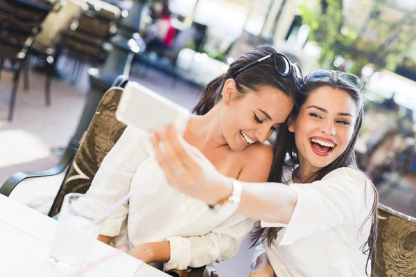 Mulheres bonitas tomando selfie — Fotografia de Stock