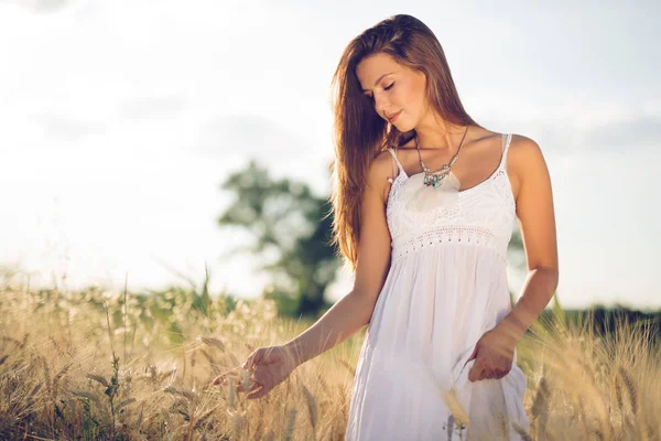 Bella donna nel prato — Foto Stock