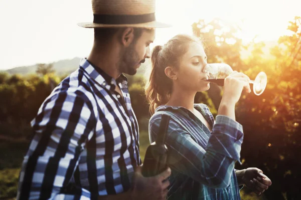 People tasting wine in vineyard — Stock Photo, Image