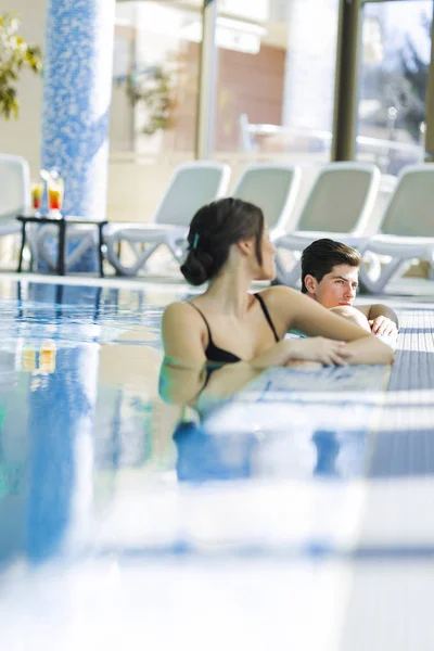 Beautiful Couple in zwembad — Stockfoto