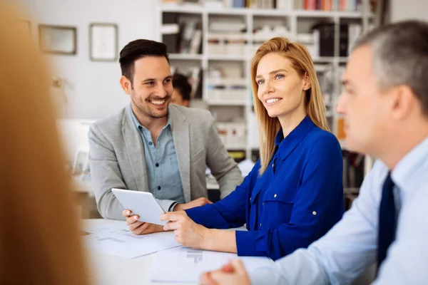 Exitosa empresaria en compañía — Foto de Stock