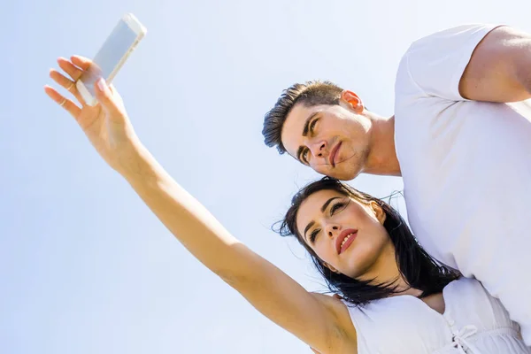 Giovane coppia prendendo selfie — Foto Stock
