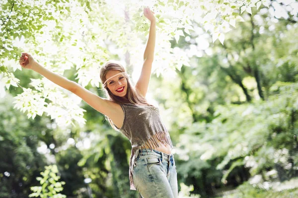 Ευτυχισμένη γυναίκα σε καταπράσινο πάρκο — Φωτογραφία Αρχείου