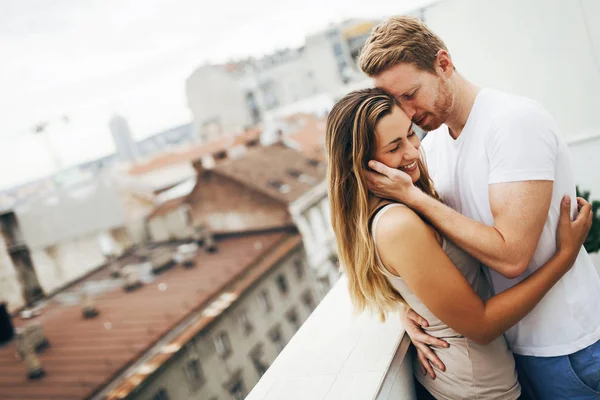 옥상에 낭만적인 커플 — 스톡 사진