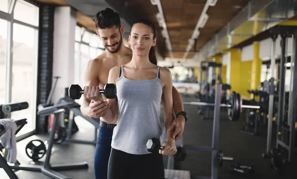 Entrenador ayudar a la mujer a perder peso — Foto de Stock