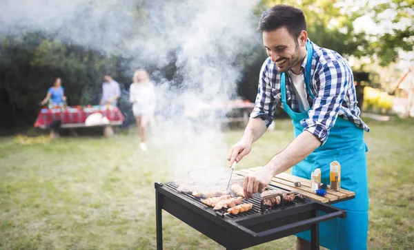 Kjekk mann som lager grillmat – stockfoto