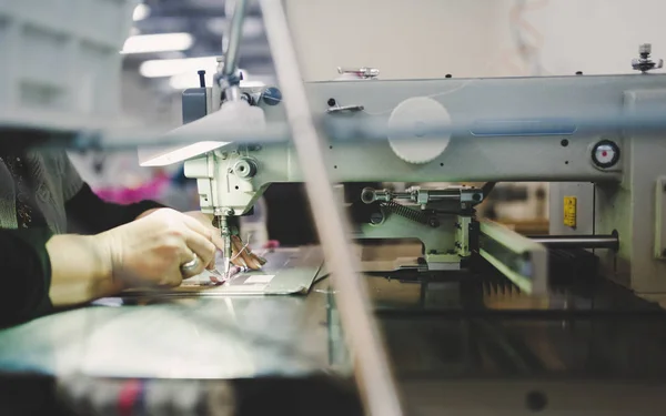 Lavoratore nell'industria tessile cucito — Foto Stock