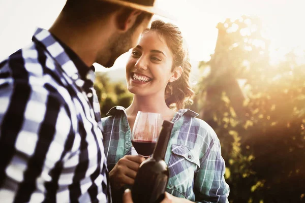 Gente degustando vino — Foto de Stock