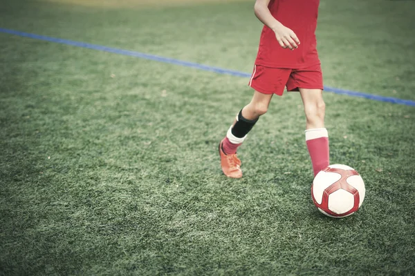 Futbol sahasındaki pratik çocuk 
