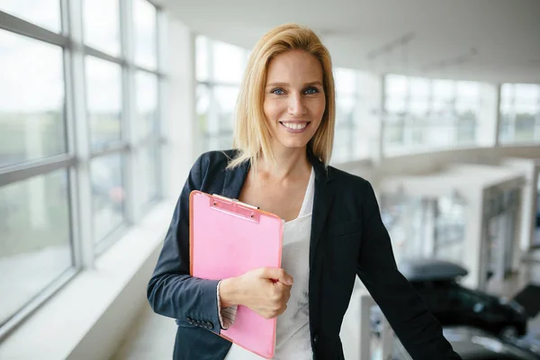 Bella donna d'affari in azienda — Foto Stock