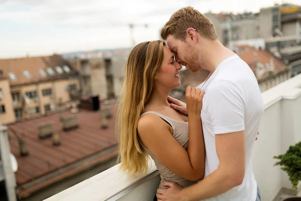 Romantický pár na střeše — Stock fotografie