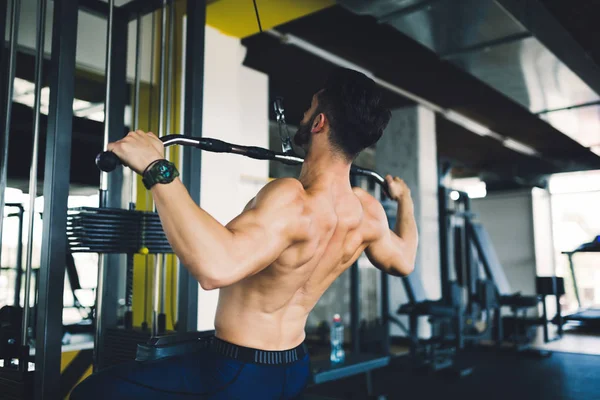 Mannen som tränar på gym — Stockfoto