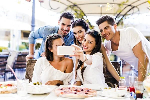 Jóvenes en la playa — Foto de Stock