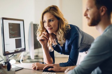 Şirkette çalışan programcı