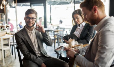 mutlu iş arkadaşları