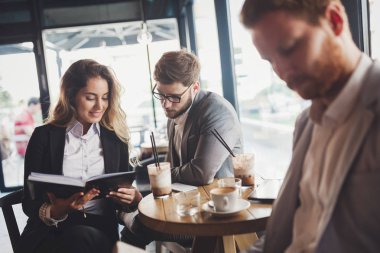 İş adamları konuşuyor. 