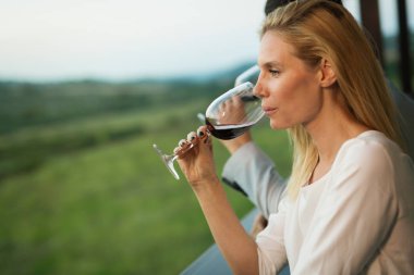 güzel çift şarap içme 