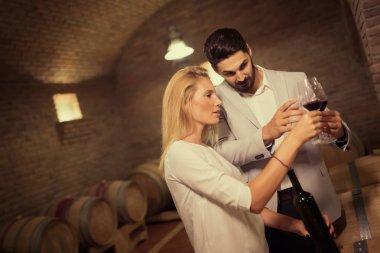 Şarap içen romantik bir çift. 