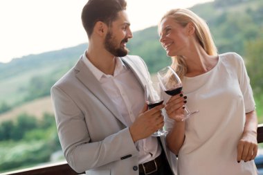 Şarap içen romantik bir çift. 