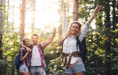 Grup backpacking yürüyüşçü 