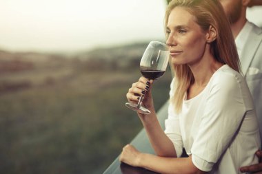 Şarap içen romantik bir çift. 