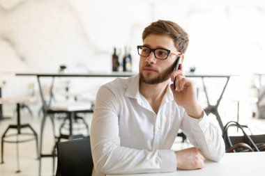 İşadamı kafede kahve molası