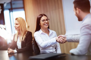 İş Adamları Tokalaşıyor