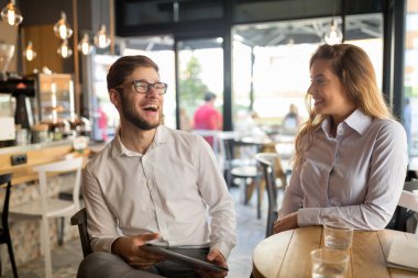 Café'de toplantı iş arkadaşları