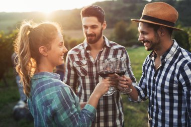 Şarap tatma insanlar