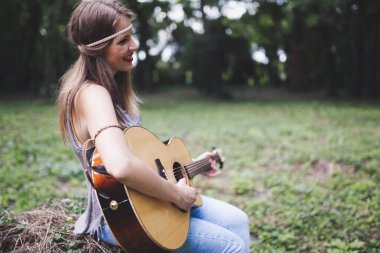 güzel kadın gitar çalmak